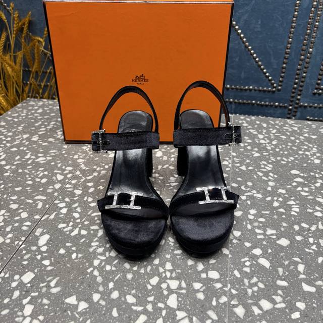 HermèS]爱马仕 DDD 专柜新款防水台高跟凉鞋，防水台的设计不仅在视觉上拉长腿部比例 DDD 让小个子也能轻松拥有黄金身材比例，穿上脚不累，优雅从容自信。