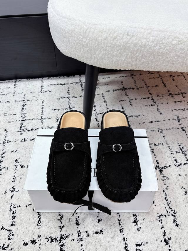 390 DDD Cotem 平底褶皱 穆勒 半拖鞋 休闲鞋 DDD 采用穆勒半拖+豆豆鞋的结合款型，一脚蹬穿脱便捷，兼具休闲与时尚感；鞋头为改良后的细窄圆头，收