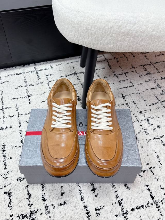 顶级版本 DDD Prada普拉达 26 早春最新 水洗马皮 极简舒适 系带 休闲鞋 DDD 水洗马皮材质，复古光泽感满满，柔软又透气，春夏穿超舒服！轻便好穿，