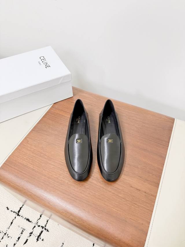 Celine 新款平底乐福鞋 圆头看起来好修长 DDD 经典的平底乐福鞋版型，鞋头为圆润的椭圆型，鞋身线条简约流畅，无多余装饰，属于极简风格的穆勒乐福鞋款式，穿