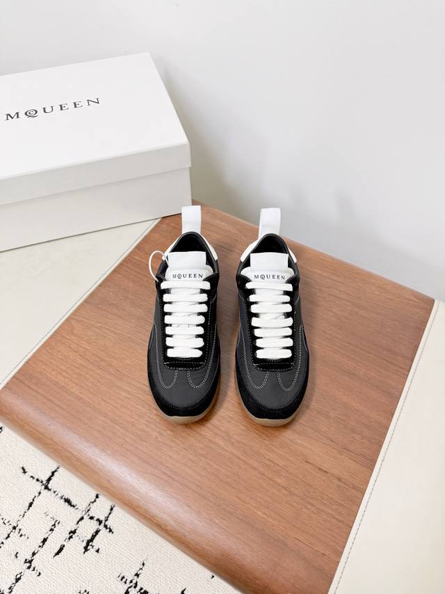 Alexander Mcquee* 麦昆春夏最新情侣款 德训鞋 休闲鞋 DDD 当下最火爆的一款的德训鞋 灵感来自经典复古学院风，全新演绎经典，轻便、舒适、透气