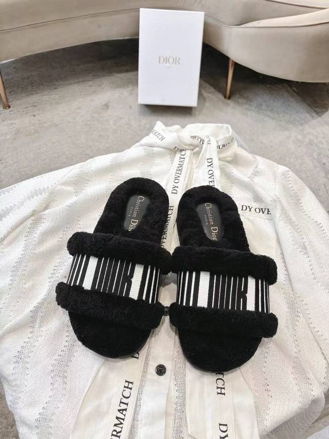 Dior毛拖全新升级版 迪奥秋冬刺绣羊毛拖鞋 DDD 软软糯糯的全真羊毛鞋面搭配刺绣，垫脚Logo采用头层打蜡牛皮，原版开模成型防滑大底，洋气百搭又舒服，俘获万