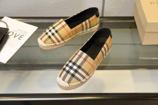 巴宝莉专柜最新款Vintage 格纹棉质麻编鞋，采用光滑皮革边饰。该格纹于 1960 年代首度亮相。实用橡胶防滑鞋底，搭配别具特色的麻编，鞋面：95%棉，5%绵