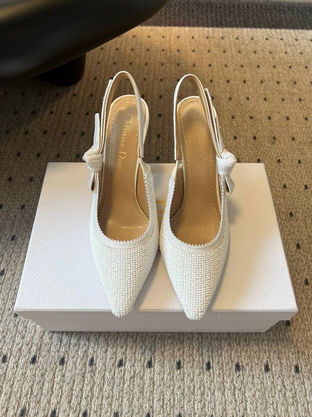 代购级别！ DDD Dior迪奥新款 J‘Adior 露跟高跟鞋来自 Dior Or 限定系列，是彰显 Dior 精湛工艺的典范之作。采用棉质面料精心制作，造型