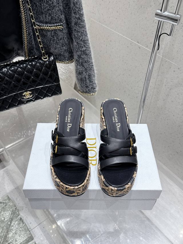 代购级别！ DDD 25Ss春夏新款迪奥D-Attitude 坡跟凉拖鞋交叉扣带防水台拖鞋是秋冬季成衣系列新品，从复古标识汲取灵感，彰显现代风格。牛皮革鞋面，搭