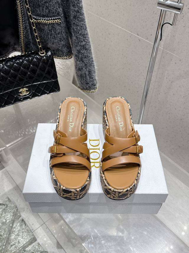 代购级别！ DDD 25Ss春夏新款Dior 迪奥D-Attitude 坡跟凉拖鞋交叉扣带防水台拖鞋是秋冬季成衣系列新品，从复古标识汲取灵感，彰显现代风格。牛皮