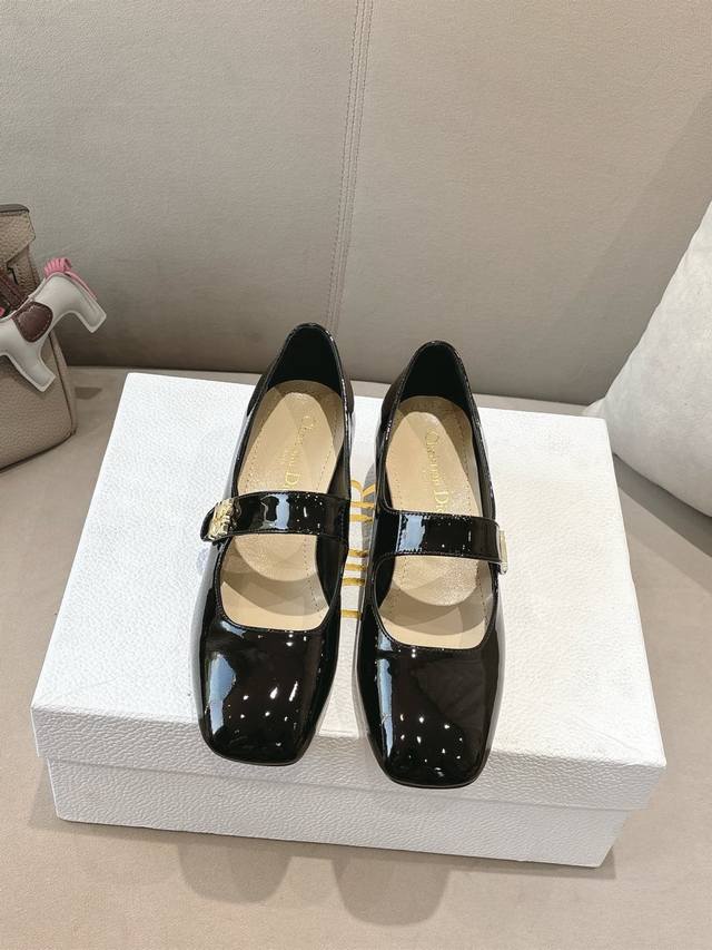 代购级别！ DDD Miss Dior 高跟鞋玛丽珍新品秋冬成衣系列发布，彰显复古魅力。漆皮牛皮革鞋面，正面饰以该系列经典的金色饰面字母 Miss Dior标志
