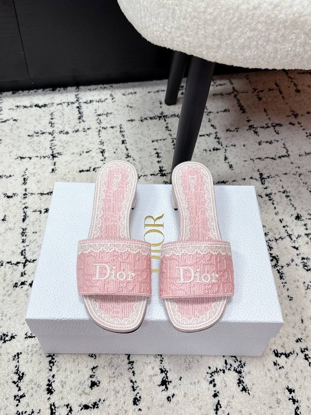 代购级别！ DDD Dior 迪奥 26 Ss 早春 蕾丝刺绣 拖鞋 DDD Oblique压纹+白色蕾丝刺绣，精致优雅。鞋面宽版设计，Dior标志超有辨识度，