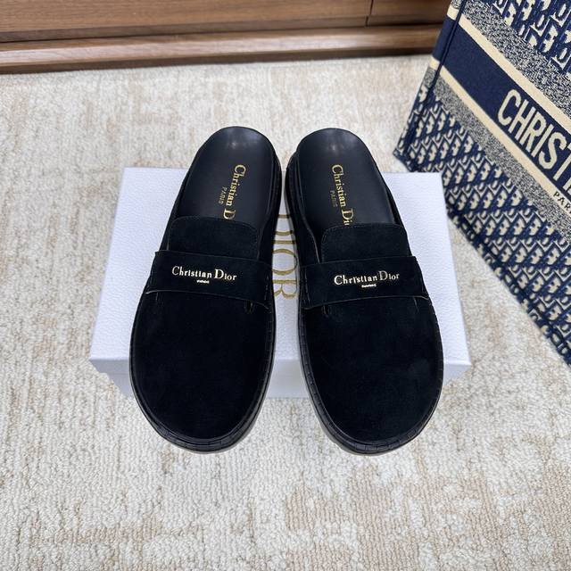 代购级别！ DDD Dior Boy 穆勒鞋是二零二六早春成衣系列新品，将木底鞋的休闲廓形与 Dior 的高订风格经典标识巧妙结合。采用绳米色绒面牛皮革精心制作