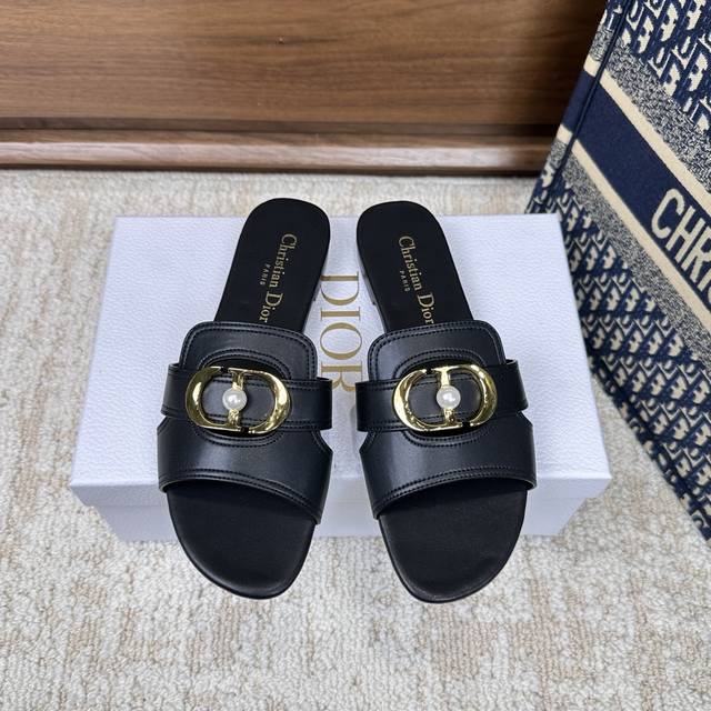 代购级别！ DDD Montaigne 凉拖是 Dior 的经典单品。采用经典流行元素的牛皮革精心制作，树脂珍珠与金色饰面金属Cd 标志相得益彰，突显 Dior