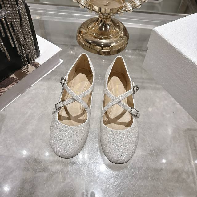代购级别！ DDD Dior 2026年春季新品，Very Dior芭蕾舞平底鞋优雅优雅。 小羊皮鞋面完全覆盖着银色的闪光。 它的圆头轮廓以正面可调节的交叉带子