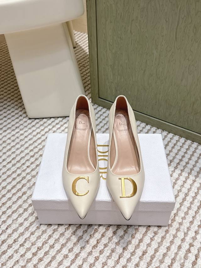 代购级别！ DDD Dior2026巴黎时装周春夏时装秀新品，有Cd字样的金属标志细节，有复刻Roger Vivier老先生为Dior设计的Louis高跟尖头鞋