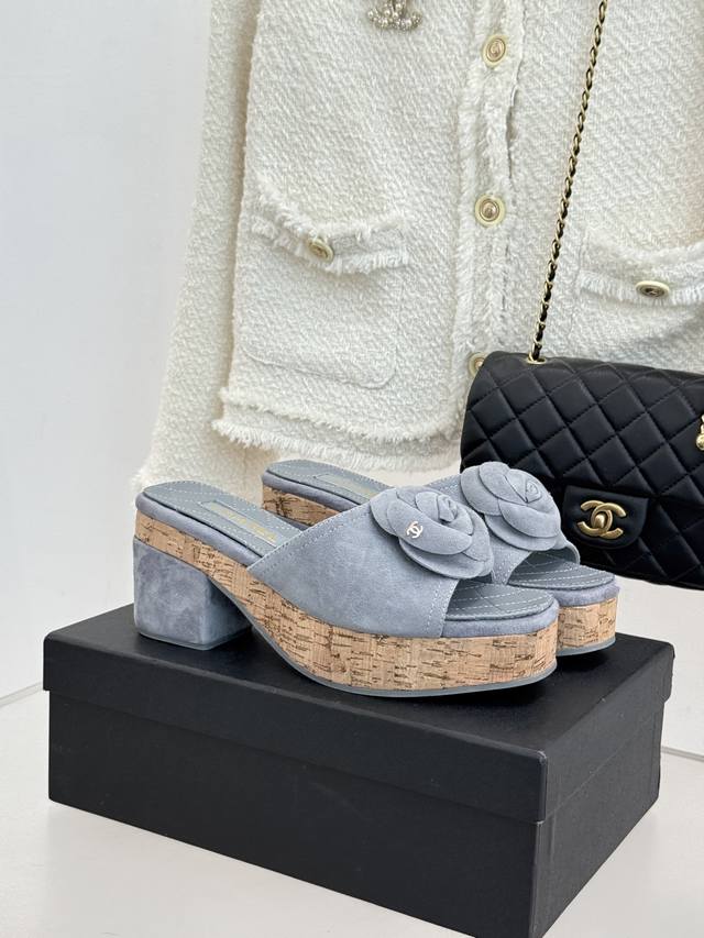 厂价 DDD Chane*｜小香26C山茶花木纹防水台 DDD 厚底粗跟拖鞋 DDD 这款拖鞋以标志性山茶花为引 DDD 将复古木纹肌理与实用设计相融 DDD