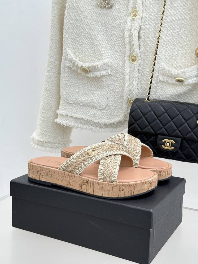 厂价 DDD Chane*｜小香经典双C编织厚底 DDD 交叉拖鞋 DDD 让一双拖鞋成为行走的奢雅名片。 DDD 这双拖拖以经典重构松弛 DDD 每一处细节都