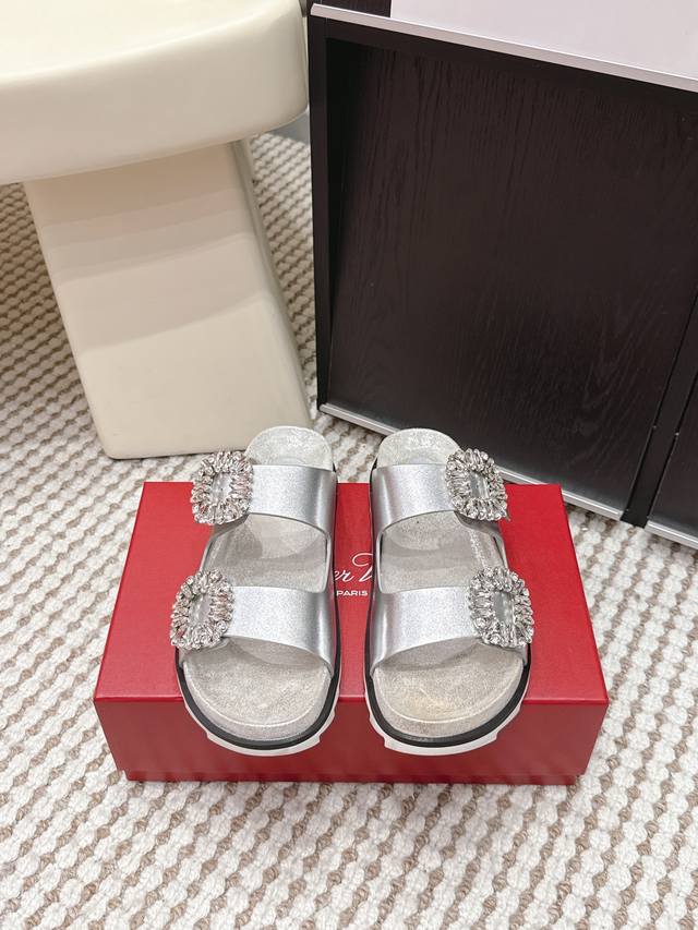 代购级 DDD Roger Vivier 2026新款 平底 水钻 方扣凉拖鞋 DDD Roger Vivier Slidy Viv系列水钻方扣凉拖，黑色真丝鞋