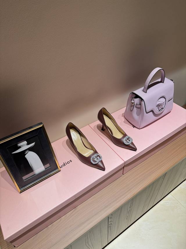 2025开春 新款首发 DDD 美得挪不开眼 DDD 2025专柜同步春夏新款Gucci 25S春夏新品水钻高跟 DDD G家在体现高级感这块 DDD 总让人大