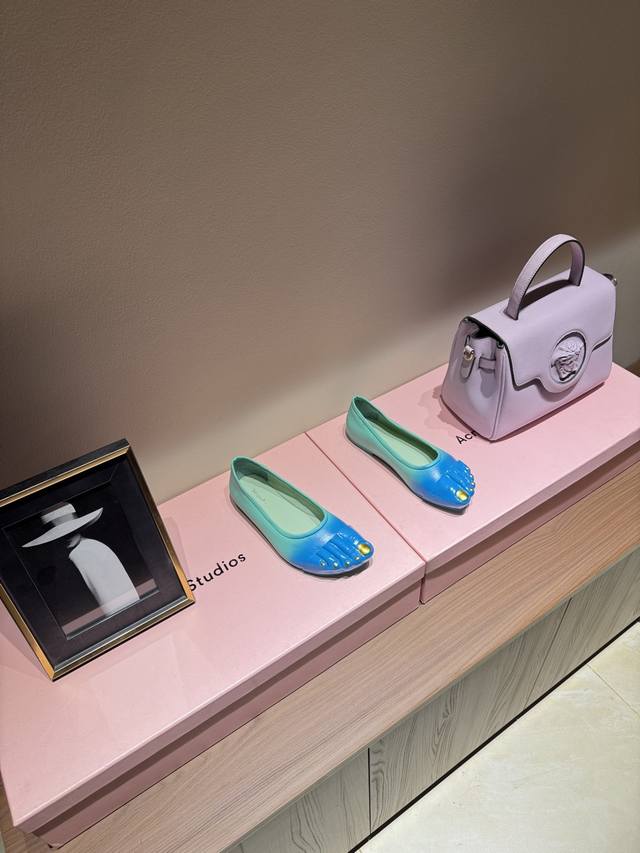 被大众遗忘的设计大师 DDD Elsa Schiaparelli艾尔莎 夏帕瑞丽 DDD 香奈儿一生的劲敌，她是常常会被人用‘天才’来形容的设计师即使在上世纪3