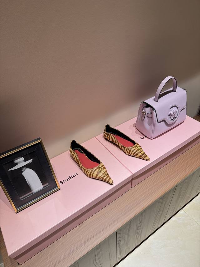 被大众遗忘的设计大师 DDD Elsa Schiaparelli艾尔莎 夏帕瑞丽 DDD 香奈儿一生的劲敌，她是常常会被人用‘天才’来形容的设计师即使在上世纪3