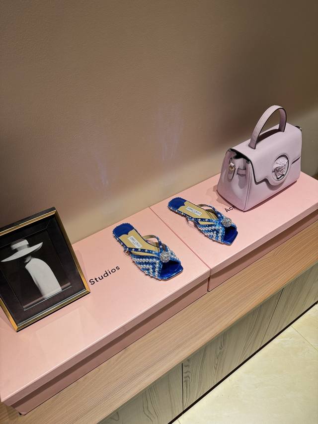 2026新款Jimmy Choo 珍珠烫钻系列、简直是美上天了，爱上优雅、爱上俏皮的未来感，光看一眼便想马上拥有，但一双精致的高跟鞋确是可以想想滴～ 系列专为超