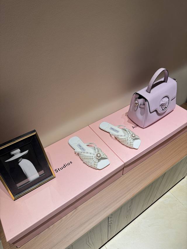 2026新款Jimmy Choo 珍珠烫钻系列、简直是美上天了，爱上优雅、爱上俏皮的未来感，光看一眼便想马上拥有，但一双精致的高跟鞋确是可以想想滴～ 系列专为超