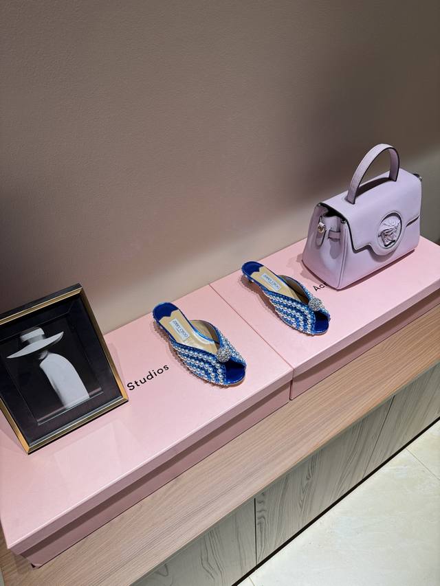 2026新款Jimmy Choo 珍珠烫钻系列、简直是美上天了，爱上优雅、爱上俏皮的未来感，光看一眼便想马上拥有，但一双精致的高跟鞋确是可以想想滴～ 系列专为超