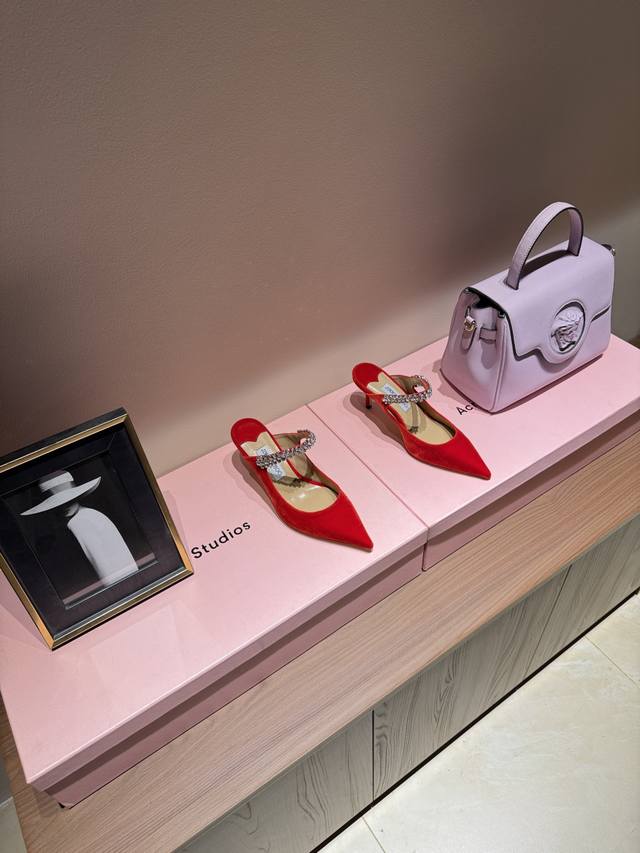 2026新款Jimmy Choo 尖头系列、简直是美上天了，爱上优雅、爱上俏皮的未来感，光看一眼便想马上拥有，但一双精致的高跟鞋确是可以想想滴～ 系列专为超凡绝