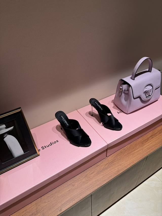 杜嘉班纳Dolce&Gabbana绝美复古金属跟凉拖 DDD 意式经典奢华高跟鞋 DDD 火力全开、创意无限，由于意大利女性特别讲究穿着和饰品，所以Dolce&