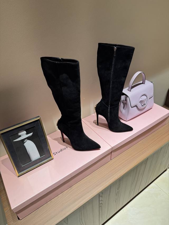 插入心脏的利刃” Cesare Paciotti 匕首侧拉链高跟长靴 DDD 绝版重金开模，对版工艺 DDD 全系列产品陆续发售 DDD 如果一定要受高跟鞋的罪