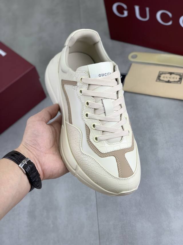 工厂P价P 实价 Gucci 情侣款 高版本古奇爆款老爹鞋。同步发售 ，，鞋面采用进口牛皮，舒适羊皮内里，脚感一级棒，原版轻便减震加厚发泡大底，简约拼色，百搭帅