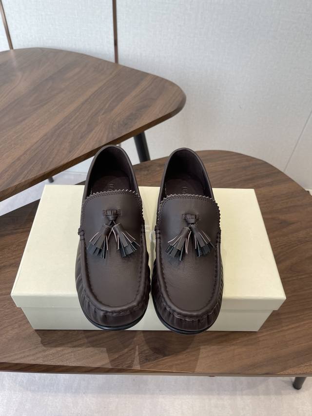 Unfolio 小众潮牌 26Ss早春新款 微褶皱 流苏 乐福鞋 DDD 传统流苏乐福鞋的流苏往往丰盈、飘逸，甚至略带戏剧性。Unfolio的处理方式则是 “提