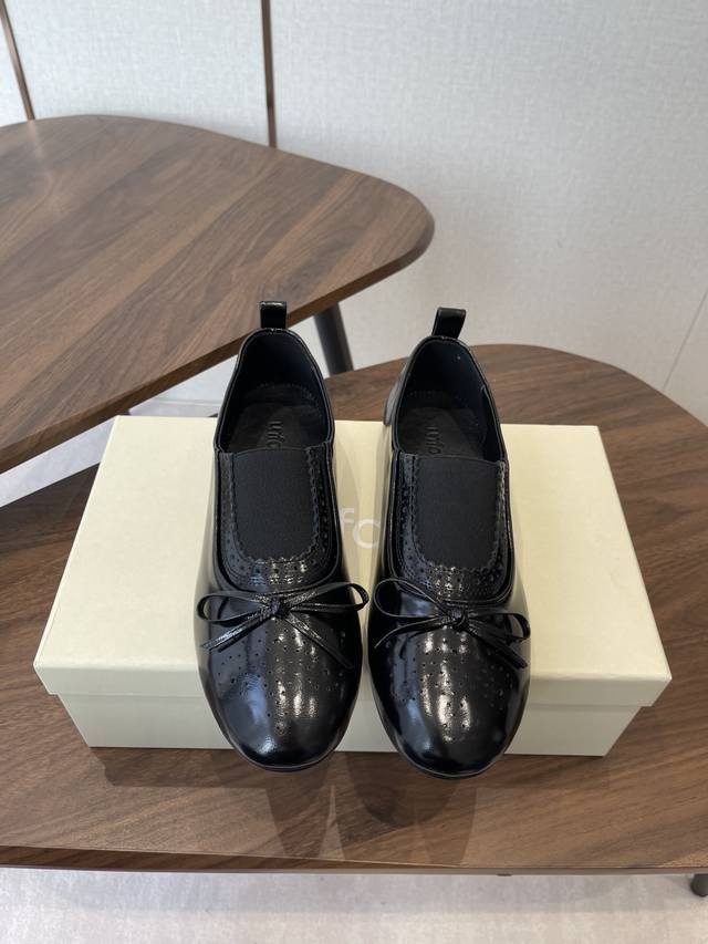 Unfolio26Ss英伦风布洛克雕花蝴蝶结平底鞋单鞋 乐福鞋 DDD 将乐福鞋的慵懒随性与芭蕾舞鞋的柔美精致结合，加入英伦布洛克雕花、蝴蝶结等复古细节，既有法