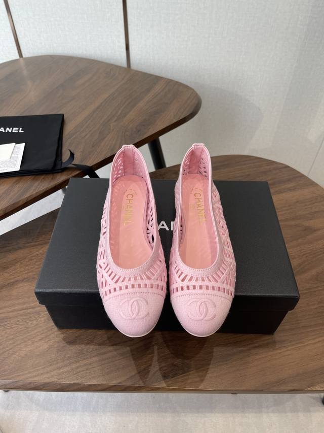Chanel26Ss官网最新款 芭蕾舞鞋 DDD 原版1:1复刻 经典中的经典 无论搭配裤装还是裙装都是完美 小圆头的设计很好的修饰脚型 ，小仙女们必备！ DD