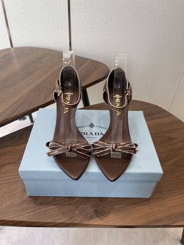 Prada普拉达26Ss最新走秀爆款时装凉鞋系列 DDD 尖头蝴蝶结高跟凉鞋 DDD Prada春夏T台走秀网红同款＂造梦不夜城＂，Prada能在重要场合上用得
