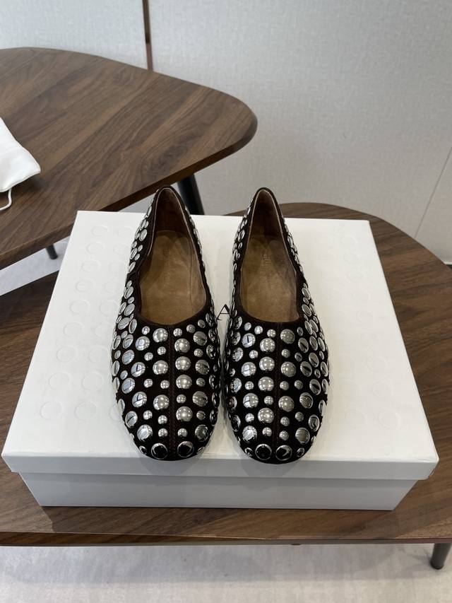 Khaite 26Ss 春夏 芭蕾舞 柳丁鞋 DDD Khaite铆钉芭蕾鞋真的太绝了 DDD 上脚的第一眼就是特别 DDD 黑色绒面打底 排布了圆形金属装饰