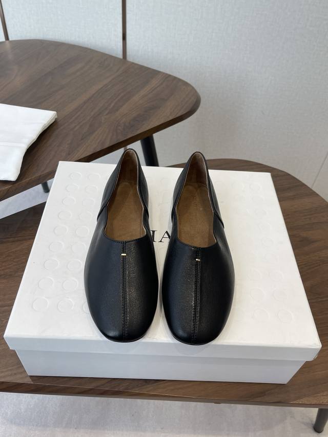 Khaite26Ss春夏季新款 芭蕾舞 单鞋 DDD 据说这是本年度最美丽的芭蕾舞 奶奶鞋，法式优雅气质在线、高级又时髦，可盐可甜，文艺又气质！ DDD 四季可