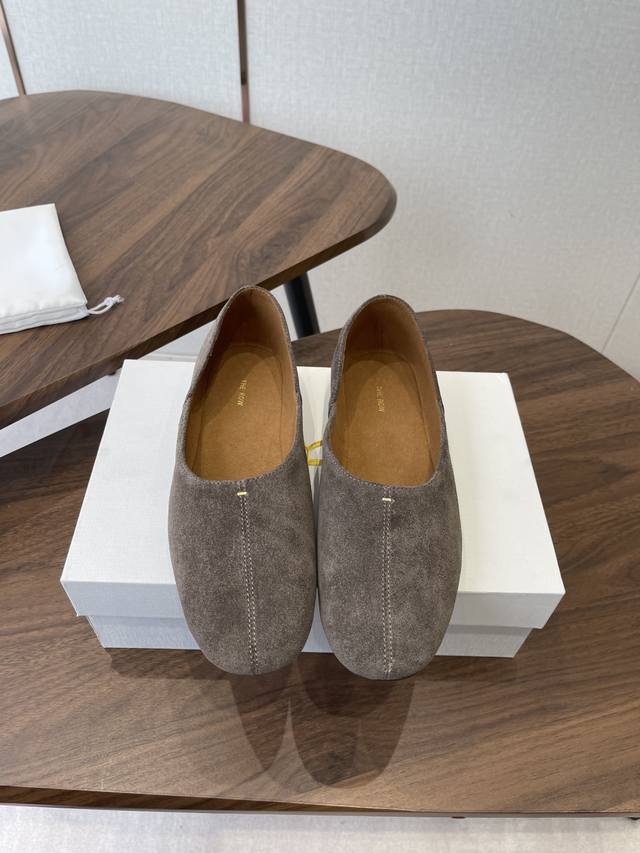 The Row 25Ss 秋冬季新款 芭蕾舞 单鞋 DDD 据说这是本年度最美丽的芭蕾舞 奶奶鞋，法式优雅气质在线、高级又时髦，可盐可甜，文艺又气质！ DDD