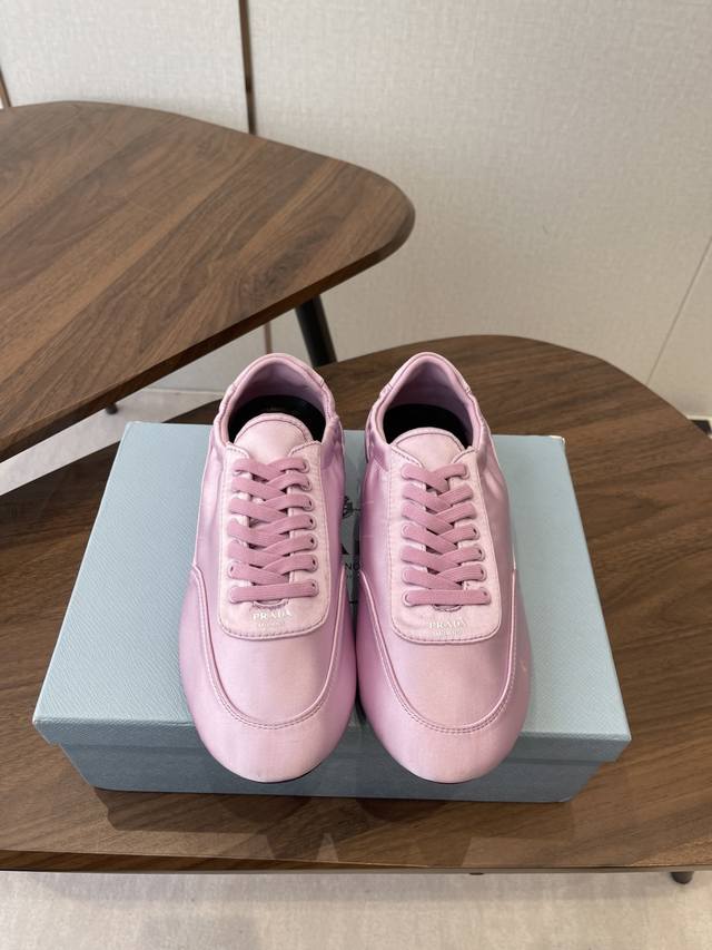 Prada新款 走秀新款一脚蹬懒人鞋 德训鞋 DDD 官方春夏走秀新款，时髦百搭 即可咸又可甜 一点也不磨脚 DDD 无论光脚穿还是搭配袜子穿都超级减龄 超级无