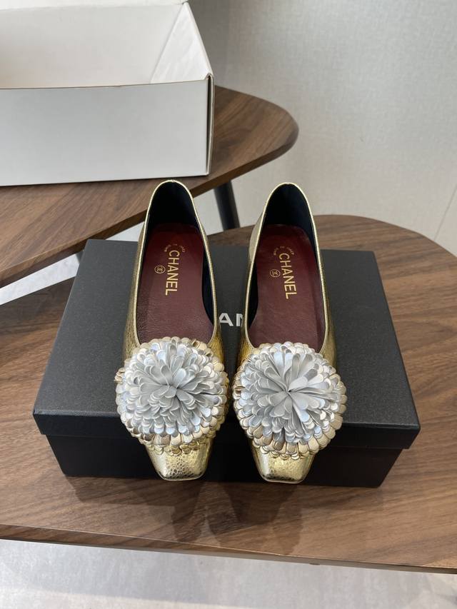 原版飞机盒10 Chanel26Ss春夏山茶花装饰后绊带平底单鞋 DDD 采用后绊带高跟鞋款式，方头鞋型设计，线条简约利落；后绊带为细带弹性设计，贴合后跟，兼顾