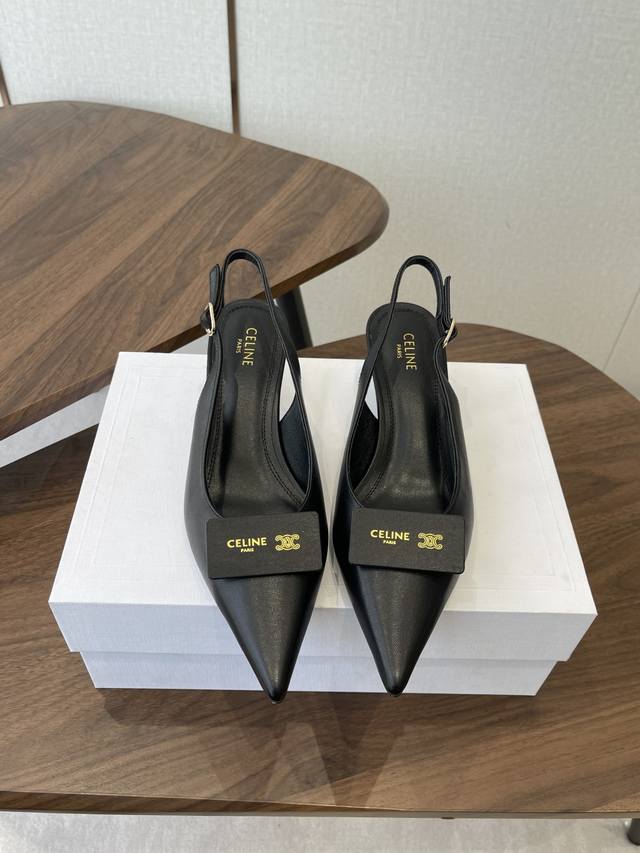 Celine26Ss后绊带尖头高跟鞋 DDD 内里是羊皮全包裹设计，减少磨脚问题，鞋尖做了加固处理，耐穿性提升。经典尖头+后绊带穆勒鞋型，尖头极致修长，能拉长腿