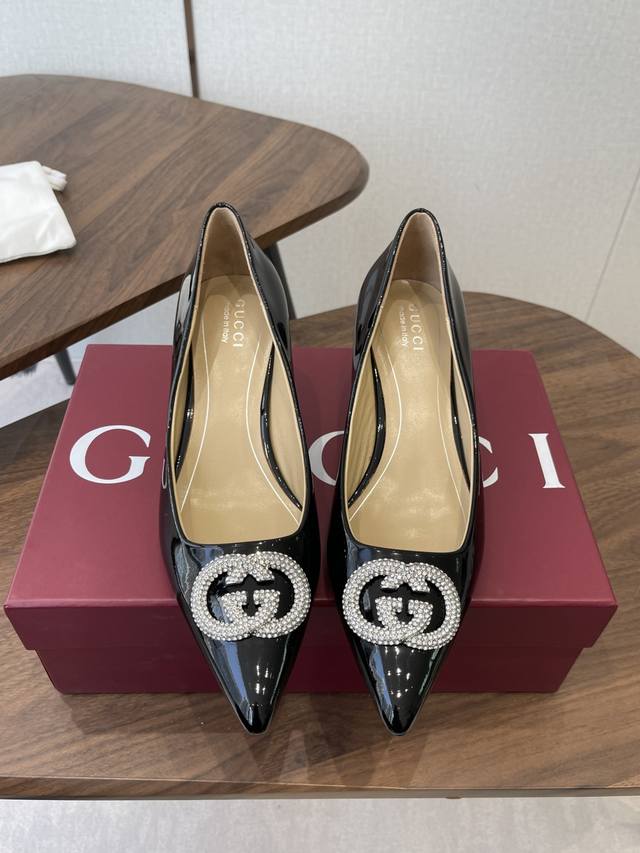 Gucci古驰 26Ss 新款 主打系列终于面世，狠货值得期待！原有的经典 创造新设计 DDD Bs新款 经典双G水钻尖头高跟鞋 代购级别！高级感十足！国内外博
