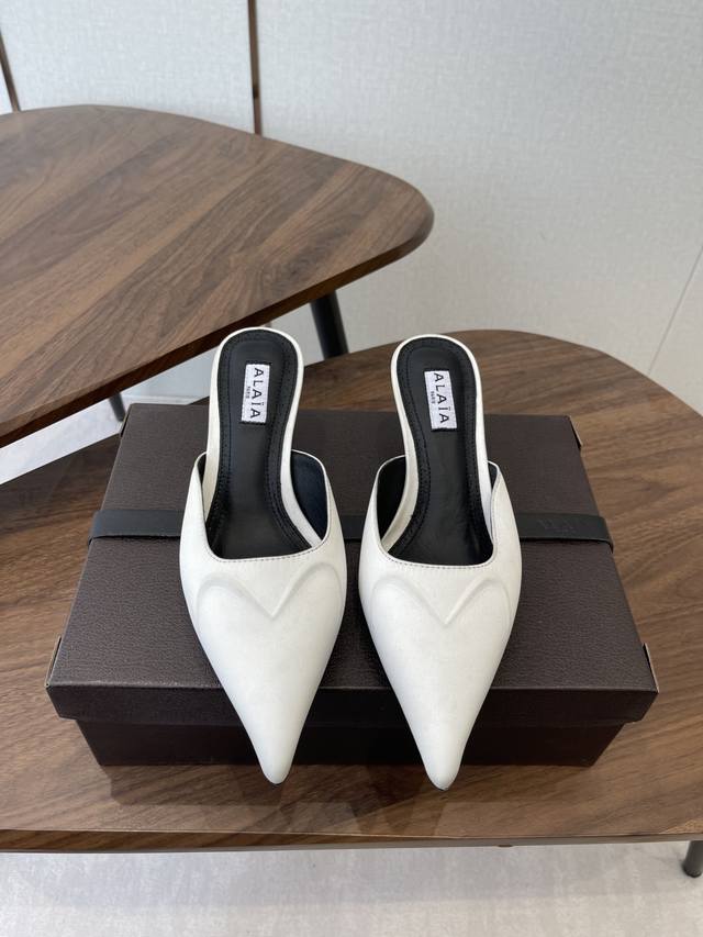 Alaa26Ss尖头穆勒小高跟鞋半拖 DDD 采用极致锐利的尖头廓形搭配穆勒无后跟设计，鞋身有几何拼接的立体剪裁线条，部分款型融入品牌标志性的蛇鳞纹理拼接，5C