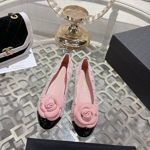 Chane* 小香26Ss早春新款拼色圆头单鞋 DDD 香奶奶春夏新品超美单鞋~好穿又高级～焕新演绎小香系列标志性风格。别致面料拼接鞋头，展露优雅韵味，5Cm跟