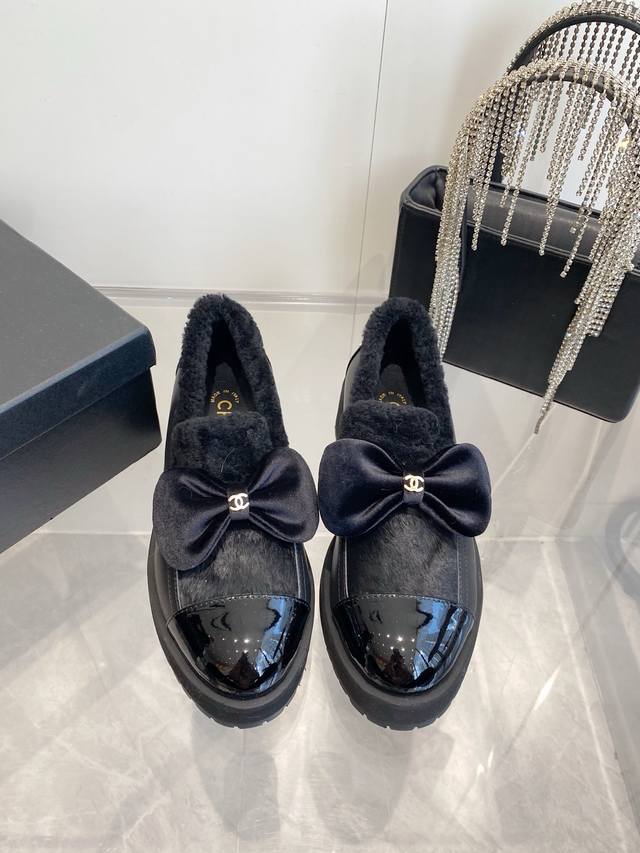 出厂价P ￥P2670小香 本季秋冬季必备单品！！ DDD 香奈儿秋冬重工爆款羊毛短靴 DDD 小红书力推款，怎么搭配都好看，时髦精必备，香奈儿女士钟爱简约又难