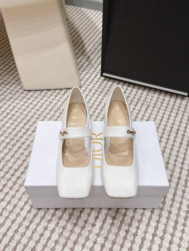 代购级 DDD Dior迪奥 2026春夏新款 方头 粗跟 玛丽珍鞋 单鞋 DDD Dior方头粗跟玛丽珍鞋，黑色漆皮+金属Logo扣，简约又超有辨识度！方头设