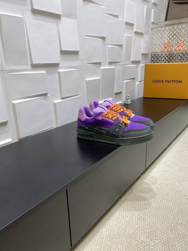 顶级版本： DDD 本款Lv Trainer 运动鞋以防水正绒面革与瞩目双色色调演绎新季风尚。缤纷登山风格鞋带与科技橡胶外底张扬户外精神，后者经改良强化抓地力。