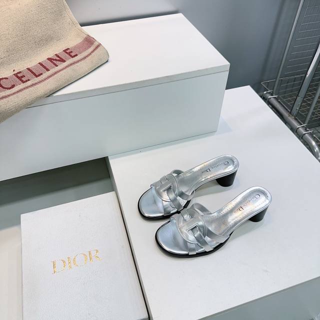 高品质出厂 ！顶级品质Dior 迪奥26春夏新款镂空叠层Cd交叉带平底、粗跟拖鞋猪鼻子编织Cd珍珠扣拖鞋！ DDD 这款 D-Club 凉拖是二零二六春晚系列新