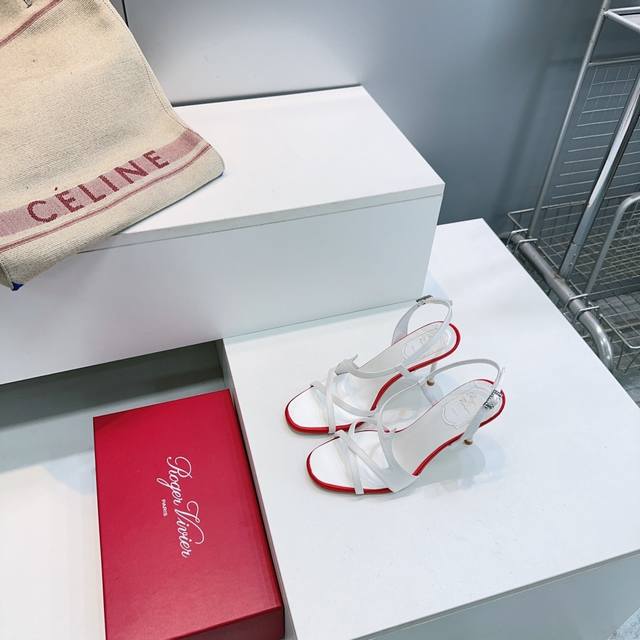 高品质出厂 ！顶级品质Roger Vivier 罗杰维维亚26早春新品真丝绸缎花朵平底、高跟尖头 DDD 单鞋凉鞋系列 DDD Virgule钻扣高跟鞋后袢带凉