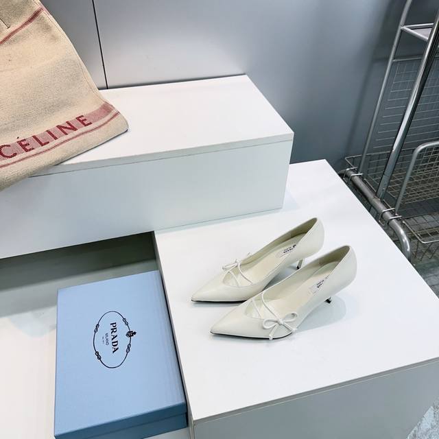 高品质出厂 ！顶级品质 Prada普拉达 新品中古简易 DDD 尖头蝴蝶结绑带高跟鞋凉鞋单鞋！｜先锋解构的摩登表达 DDD 把标志性的解构设计融入尖头高跟鞋中