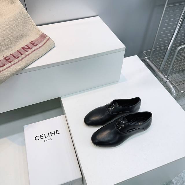 高品质出厂 ！顶级品质Celine赛琳26春夏走秀款凯旋门复古系带玛丽珍平底圆头单鞋！ DDD 鞋面冲孔.经典布标标志Logo再融合70年代经典款式～复古休闲又