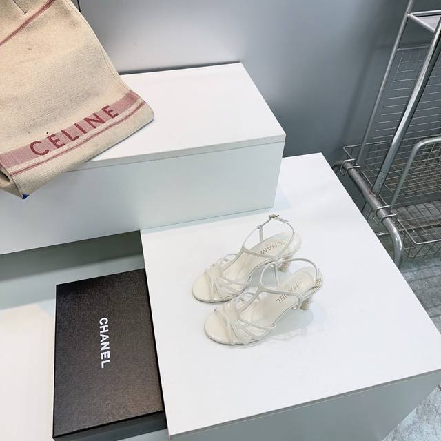 高品质出厂 ！顶级品质Chanel香奈儿｜小香26春夏新品简易镂空珍珠跟高跟凉鞋！ DDD 珍珠配饰双C跟凉鞋！ DDD 乖巧秀气的珍珠跟优雅减龄 DDD 仙气